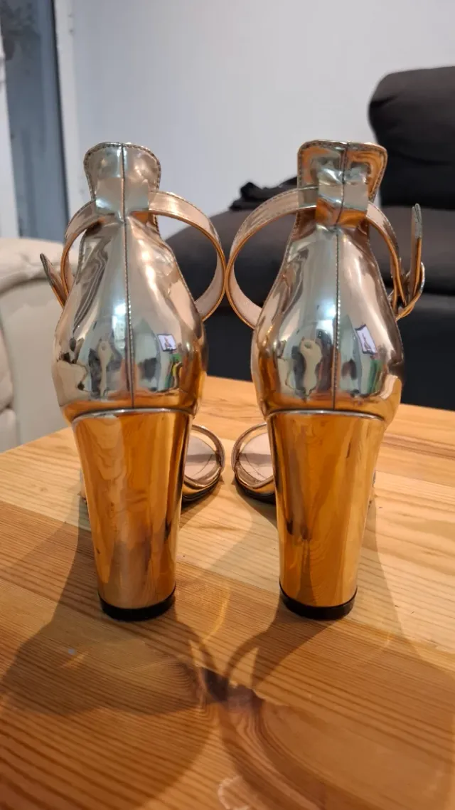 Sandalias de tacón rosa brillante