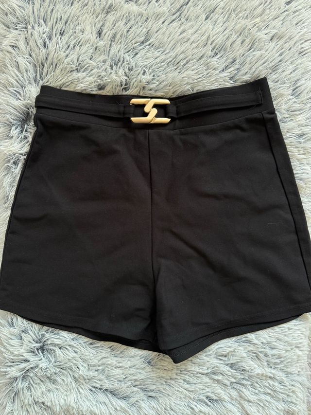 Shorts de vestir negros con cinturón dorado