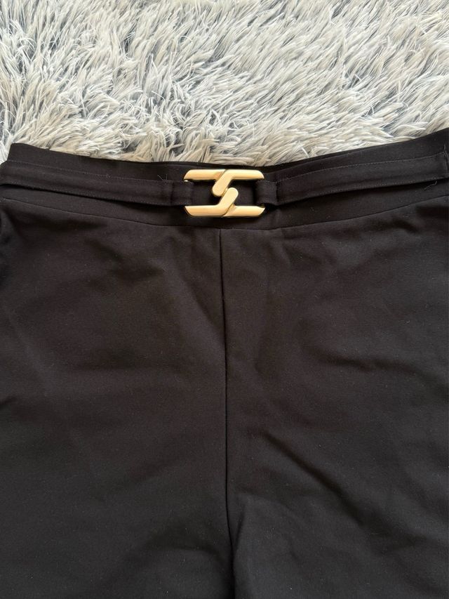 Shorts de vestir negros con cinturón dorado