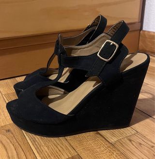 Tacones de cuña negros