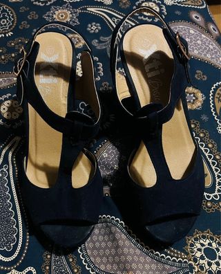 Tacones de cuña negros