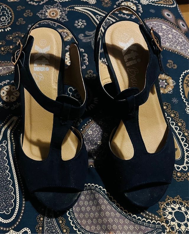 Tacones de cuña negros