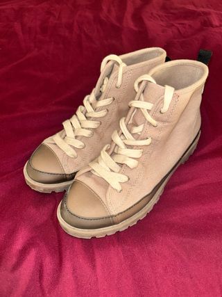 Botas de niña beige y marrón