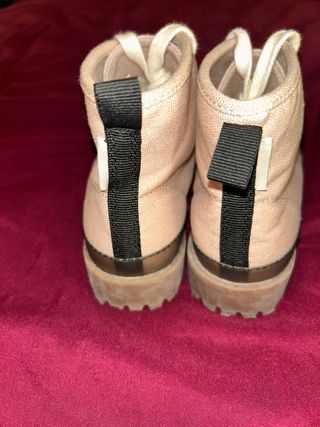 Botas de niña beige y marrón