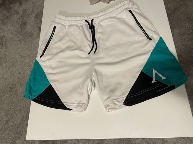 Pantalón corto Agon blanco y verde