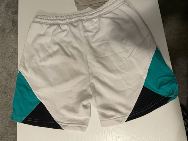 Pantalón corto Agon blanco y verde