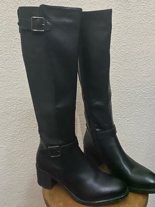 Botas altas negras con hebilla