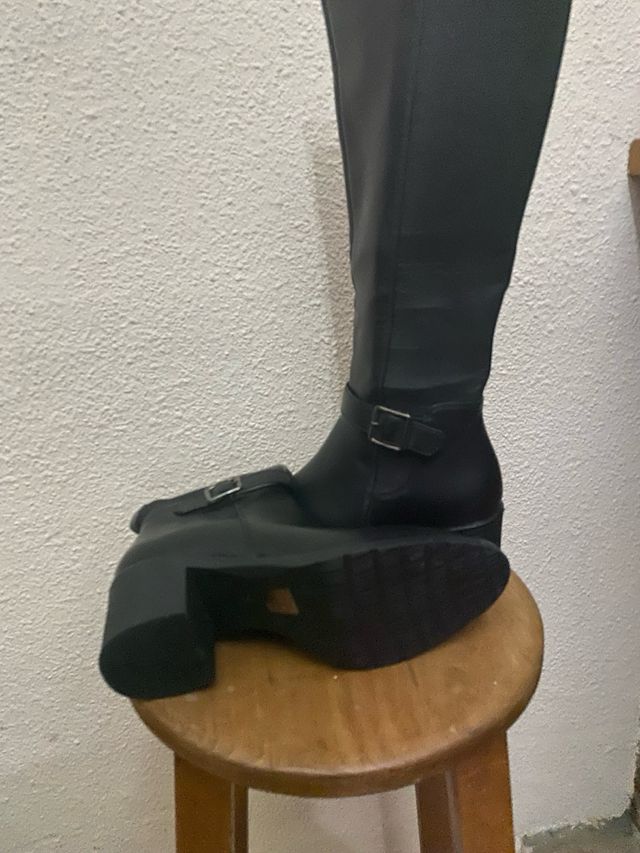 Botas altas negras con hebilla