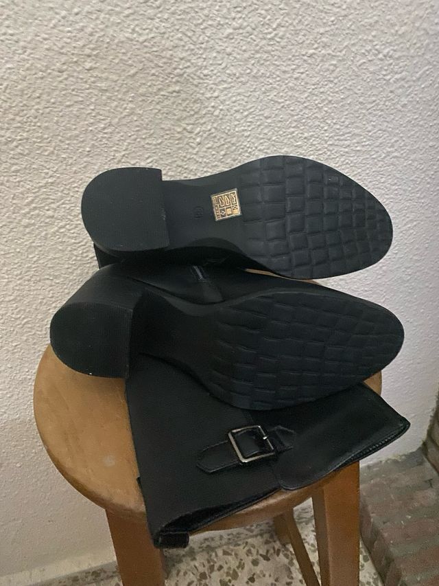 Botas altas negras con hebilla