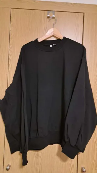 Sudadera negra oversize