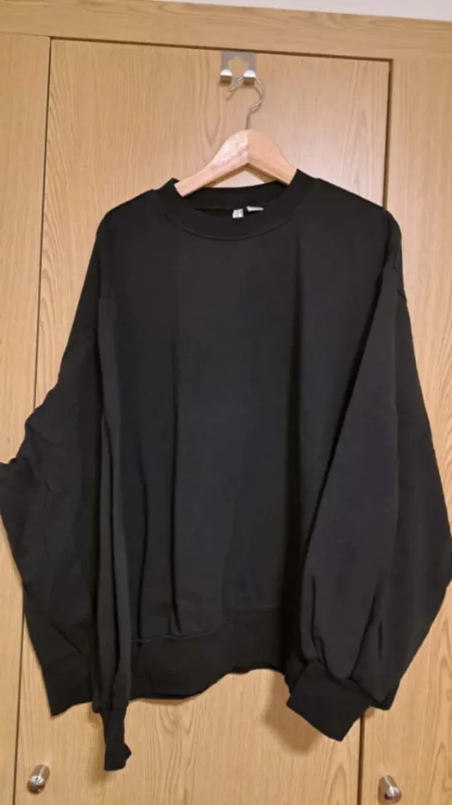 Sudadera negra oversize