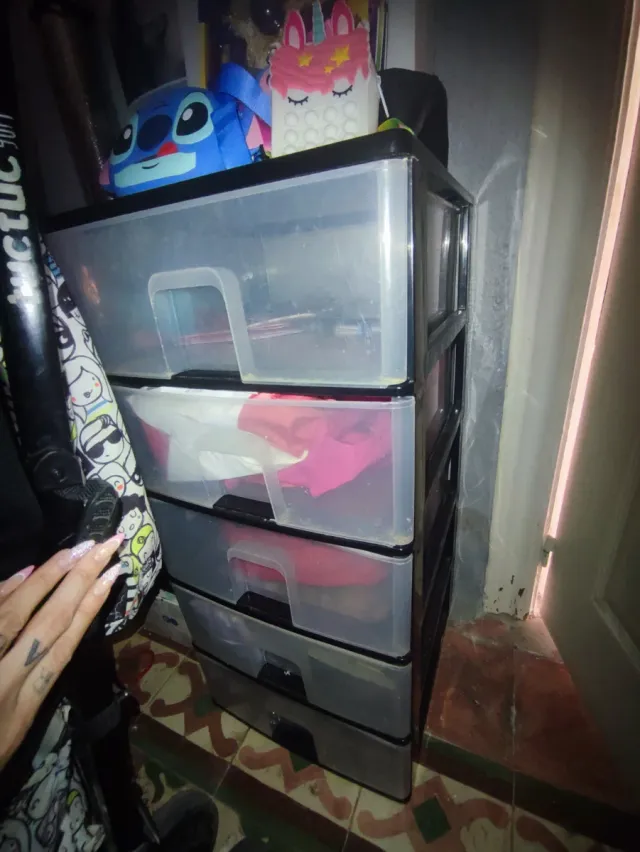 Cassettiere in plastica nera e trasparente