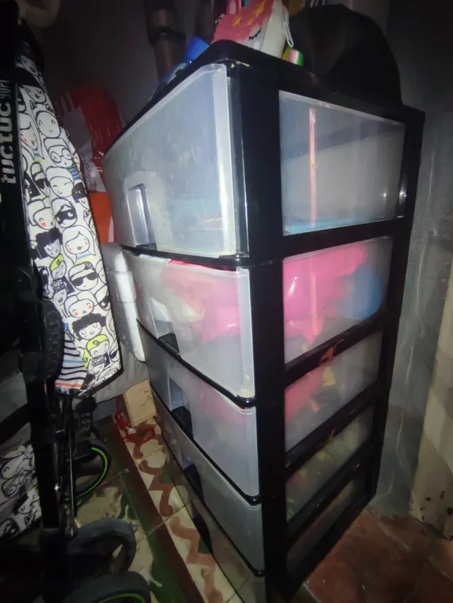 Cassettiere in plastica nera e trasparente