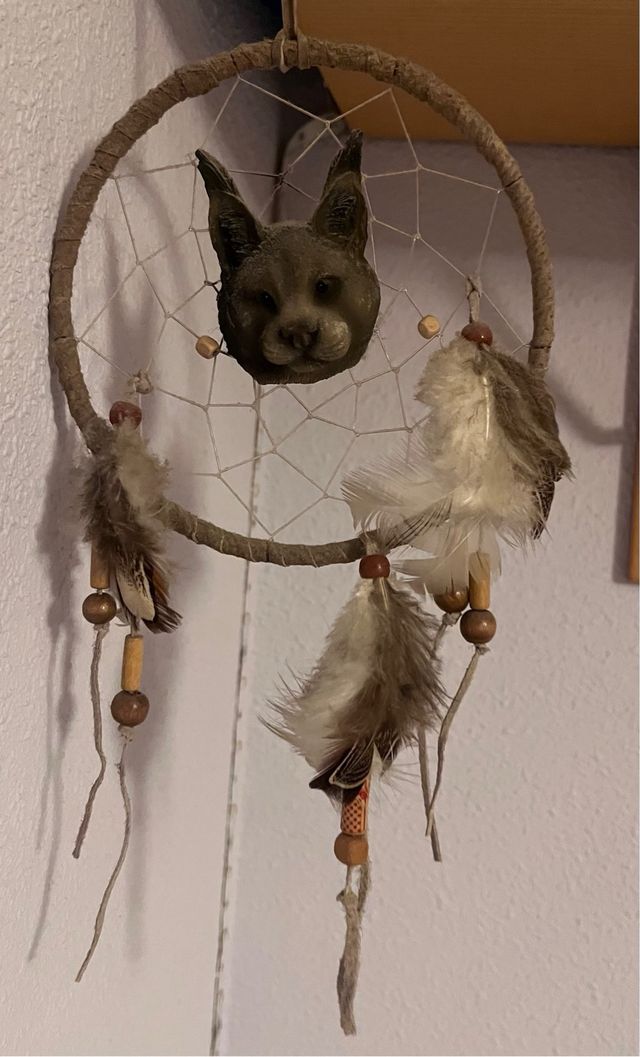 Atrapasueños con lobo con plumas y madera