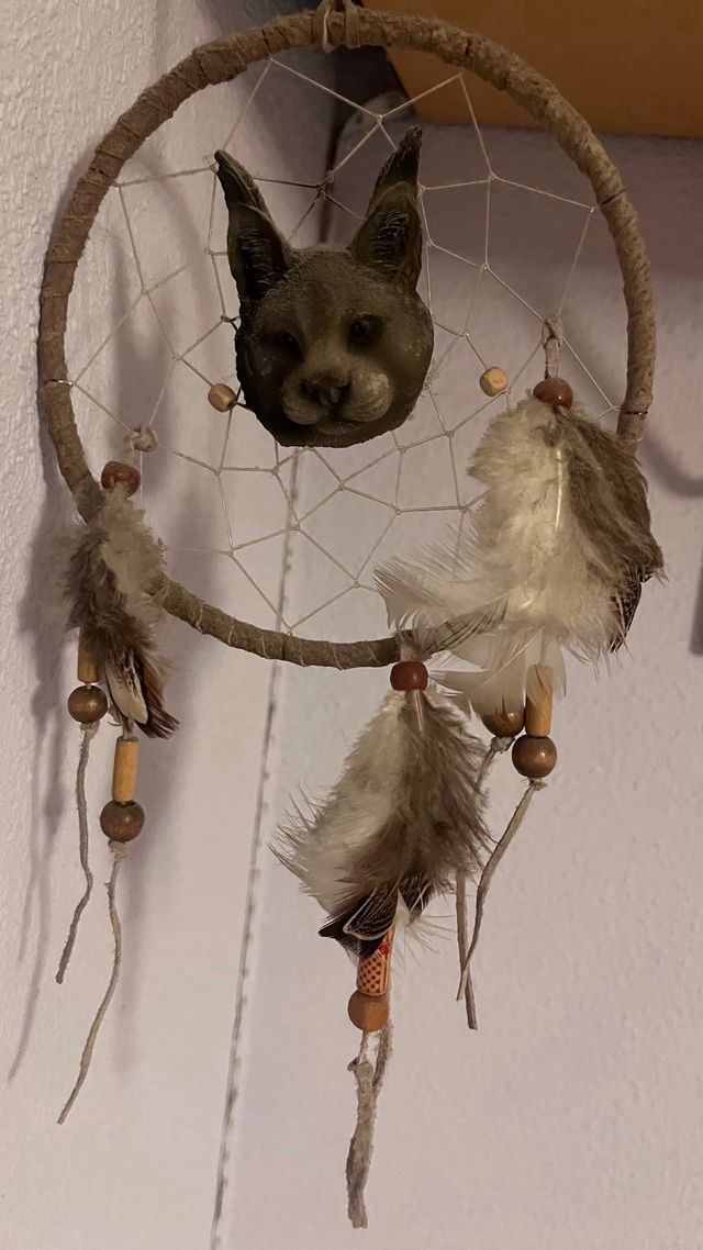 Atrapasueños con lobo con plumas y madera