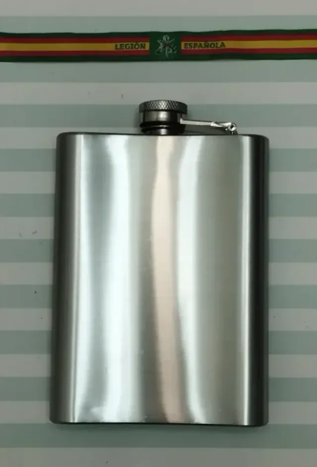 REBAJADO: PETACA INOXIDABLE LEGION +REGALO PULSERA