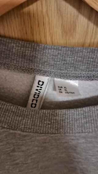 Sudadera gris oversize
