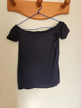 Blusa azul sin hombros