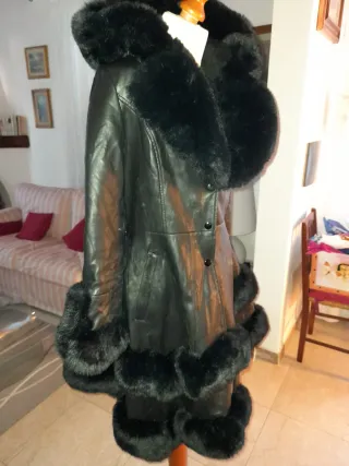 Cappotto ecopelle nero con cappuccio