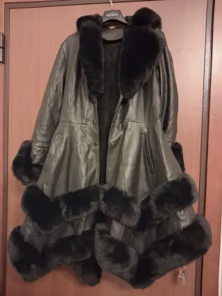 Cappotto ecopelle nero con cappuccio