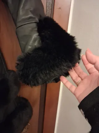 Cappotto ecopelle nero con cappuccio