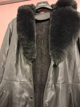 Cappotto ecopelle nero con cappuccio