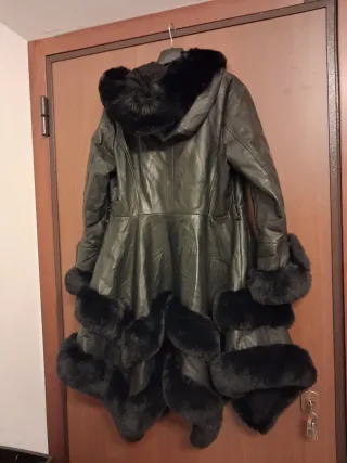 Cappotto ecopelle nero con cappuccio