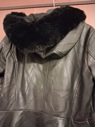 Cappotto ecopelle nero con cappuccio