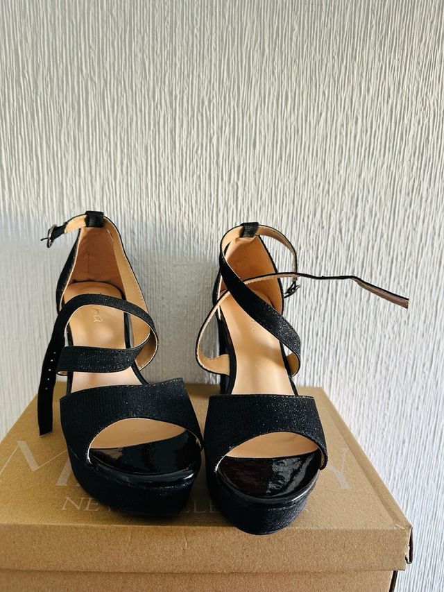 Zapatos de tacón negros con plataforma