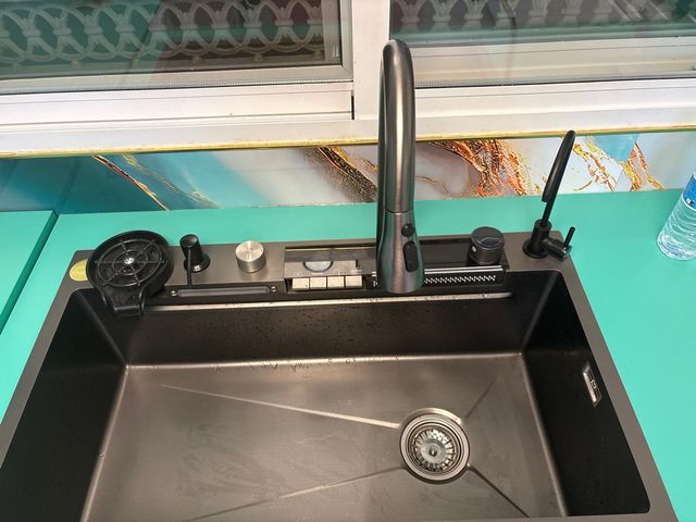 Fregadero moderno negro y gris