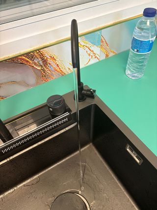 Fregadero moderno negro y gris