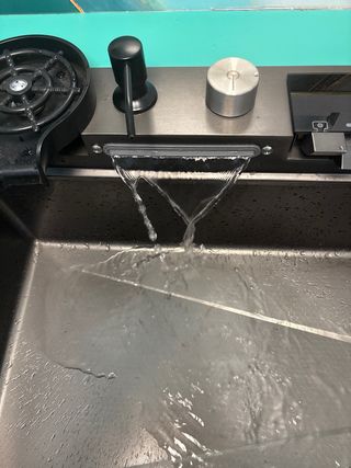 Fregadero moderno negro y gris