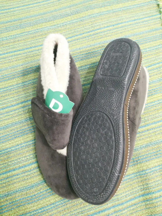 Zapatillas de casa grises con borreguito
