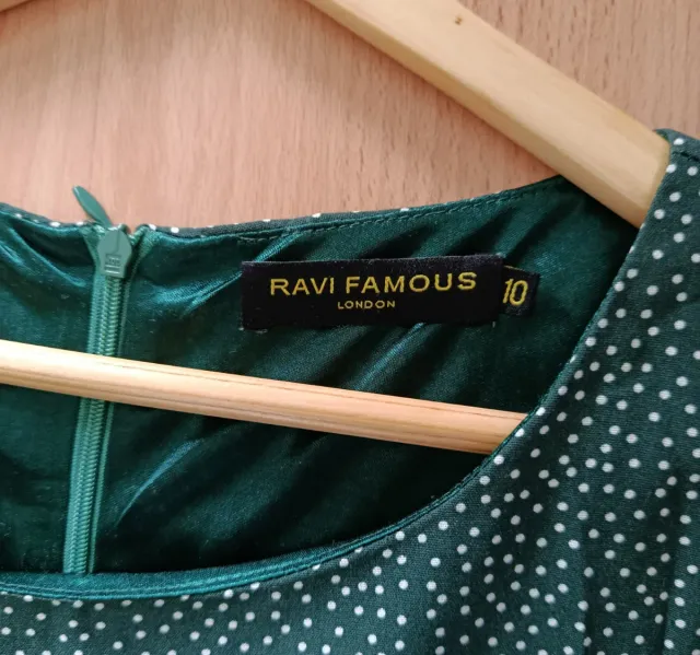 Vestido verde con lunares blancos. Talla 10.