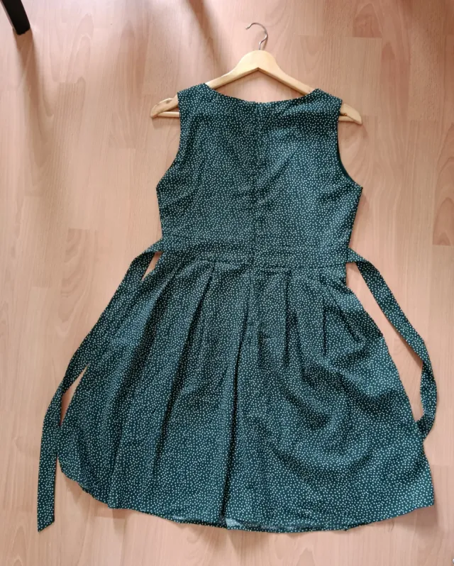Vestido verde con lunares blancos. Talla 10.