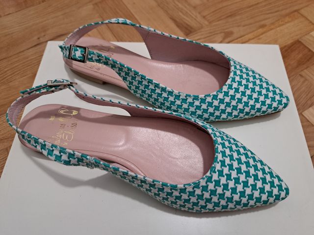 Zapatos planos destalonados con estampado