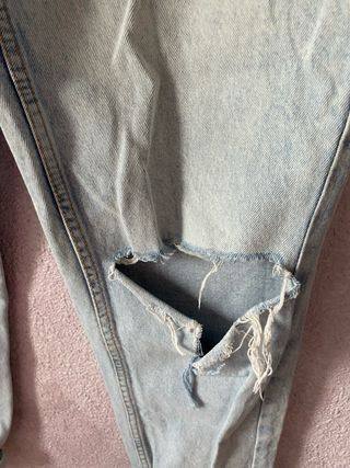 Pantalón vaquero azul desgastado