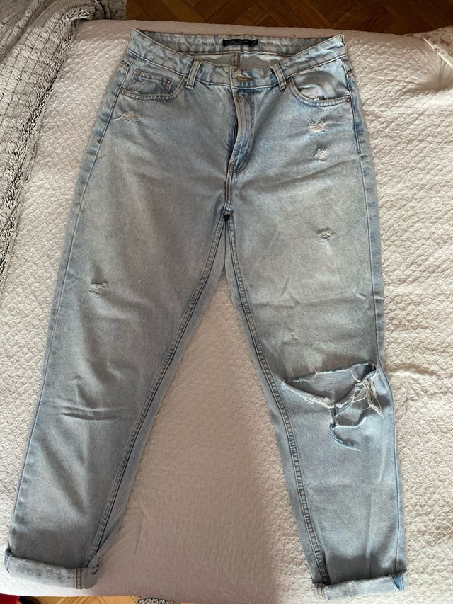 Pantalón vaquero azul desgastado