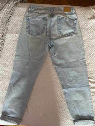 Pantalón vaquero azul desgastado