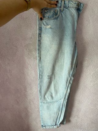 Pantalón vaquero azul desgastado