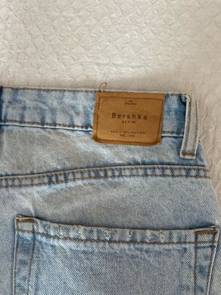 Pantalón vaquero azul desgastado