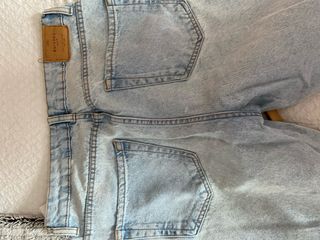 Pantalón vaquero azul desgastado