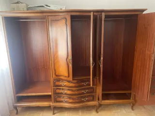 Armario de madera marrón