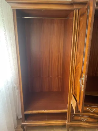 Armario de madera marrón