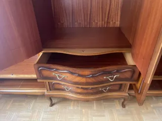 Armario de madera marrón