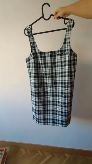 SIN USAR. Vestido Peto Pichi Cuadros Blanco y Negr