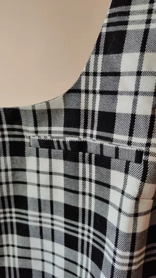 SIN USAR. Vestido Peto Pichi Cuadros Blanco y Negr