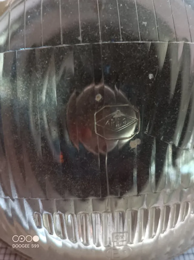 Faro de coche antiguo