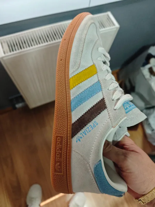 Zapatillas Adidas Gris y Amarillo