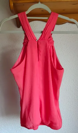 Blusa coral de gasa con detalle en el escote